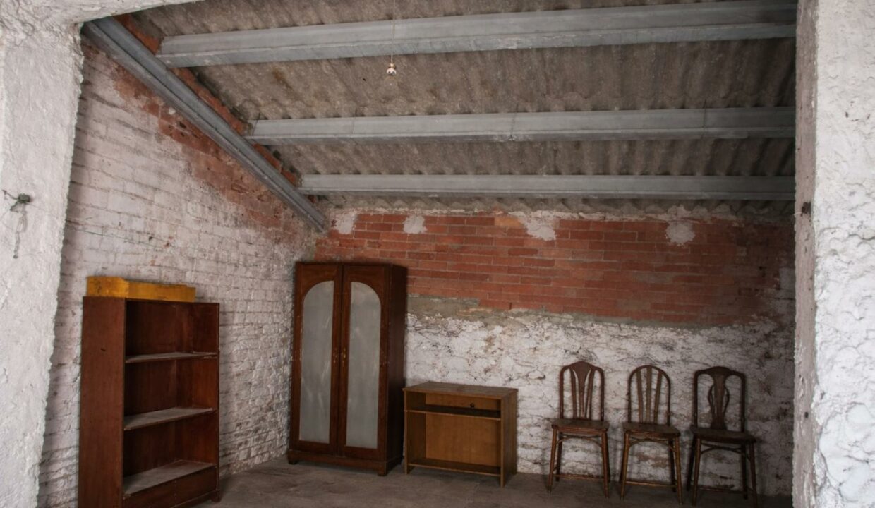 Muebles antiguos en habitación rústica