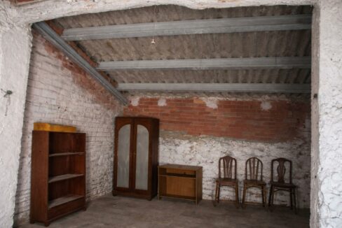 Muebles antiguos en habitación rústica