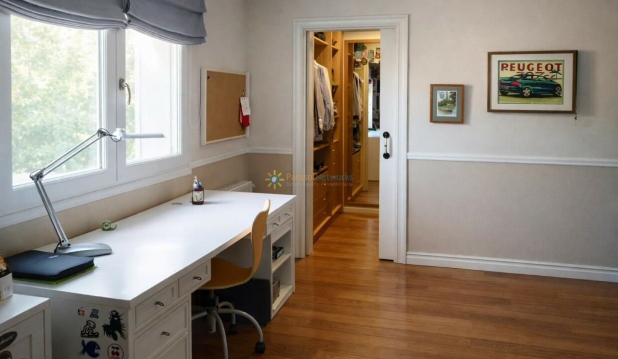 Oficina luminosa con vestidor accesible