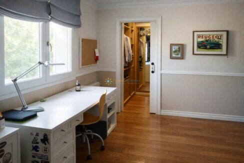 Oficina luminosa con vestidor accesible