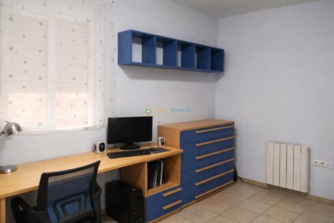 Oficina minimalista y organizada