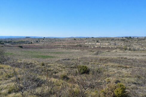 Paisaje árido con campos terracotados