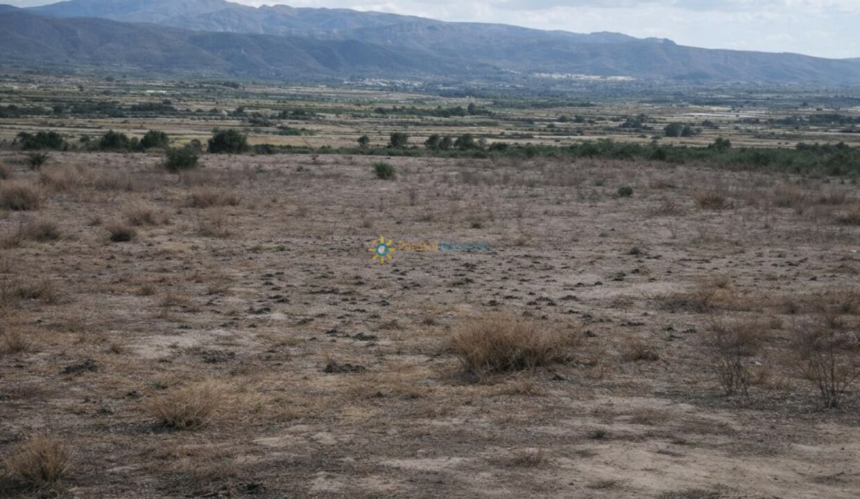 Paisaje árido con montaña y valle