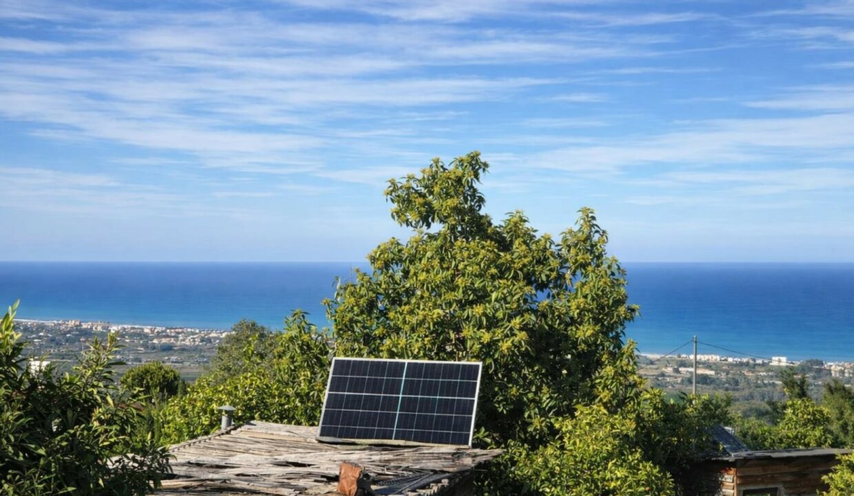 Paisaje costero con panel solar