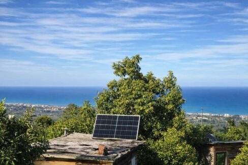 Paisaje costero con panel solar