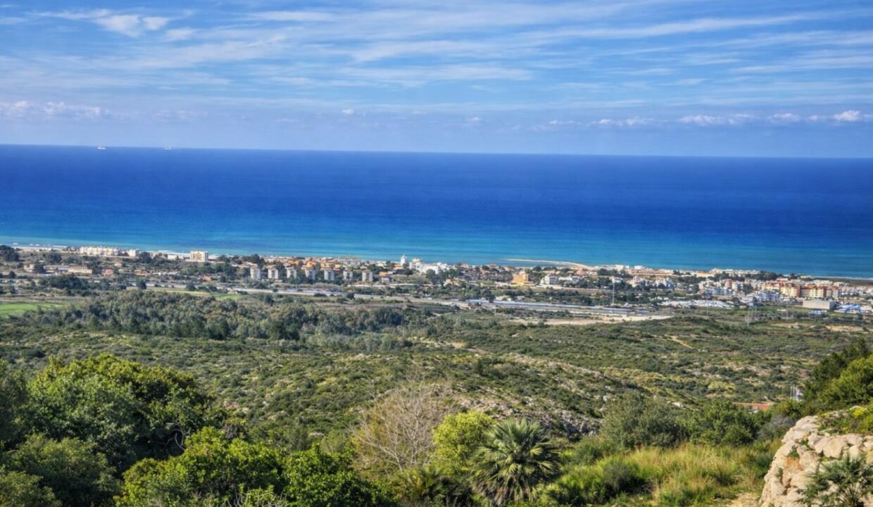 Paisaje costero con vegetación y pueblo