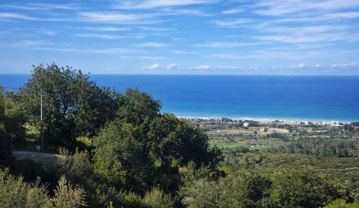 Paisaje costero y resort mediterráneo