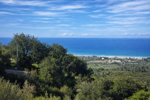 Paisaje costero y resort mediterráneo