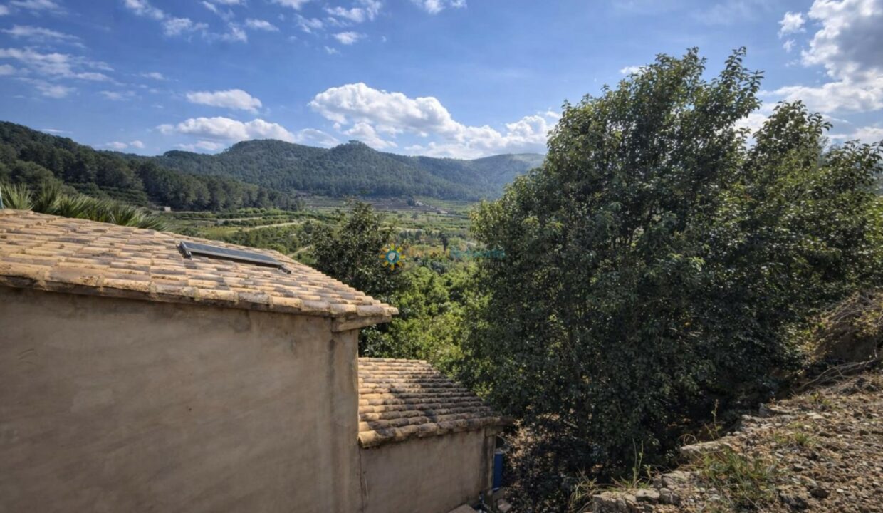 Paisaje mediterráneo con campos y colinas