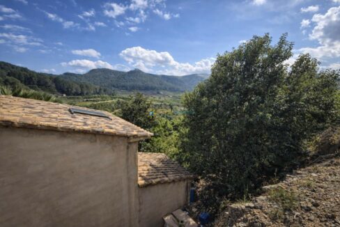 Paisaje mediterráneo con campos y colinas