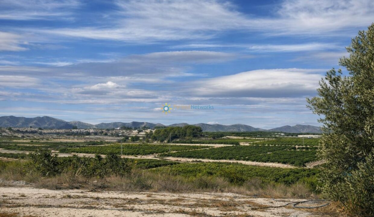 Paisaje mediterráneo con campos y montañas