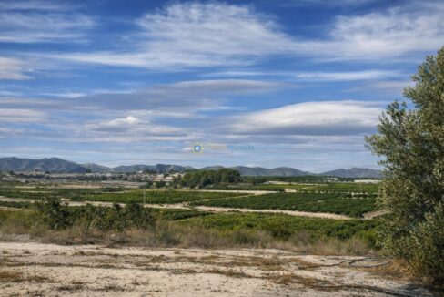 Paisaje mediterráneo con campos y montañas