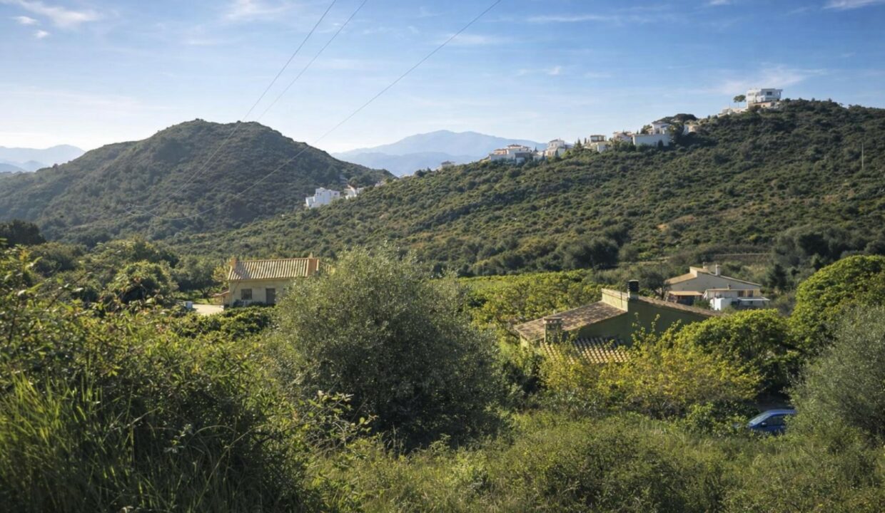 Paisaje mediterráneo con villas modernas