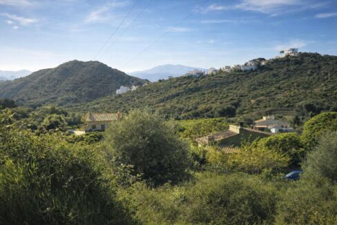 Paisaje mediterráneo con villas modernas