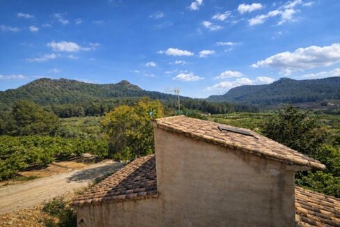 Paisaje mediterráneo desde una casa vieja