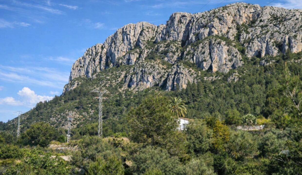 Paisaje montañoso con vegetación mediterránea
