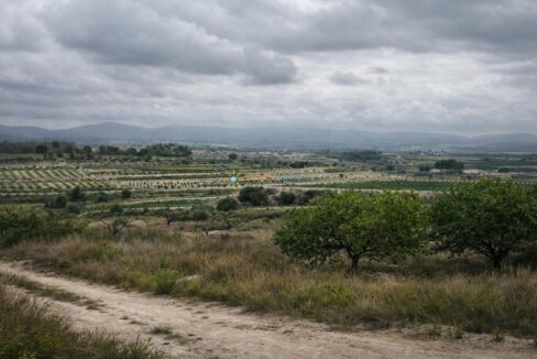 Paisaje rural bajo cielo nublado