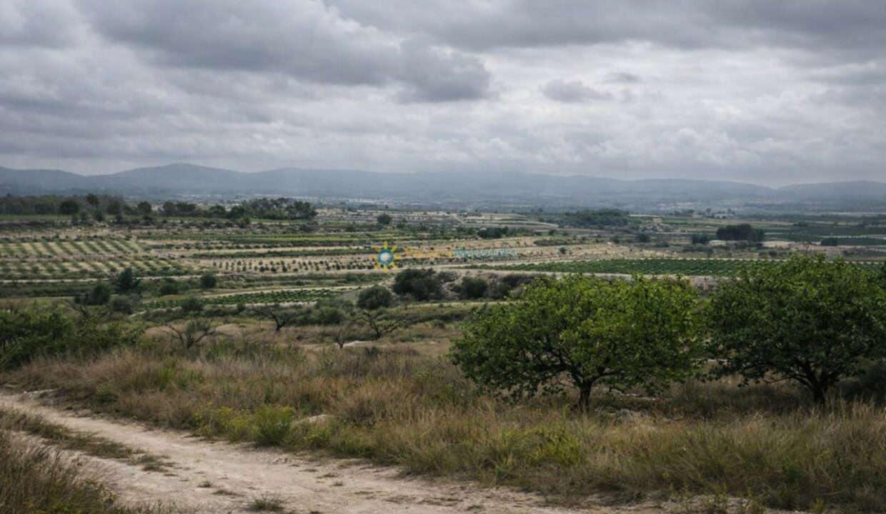 Paisaje rural bajo cielo nublado