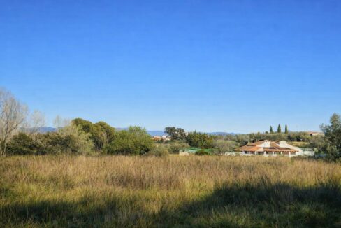 Paisaje rural con casa y montañas