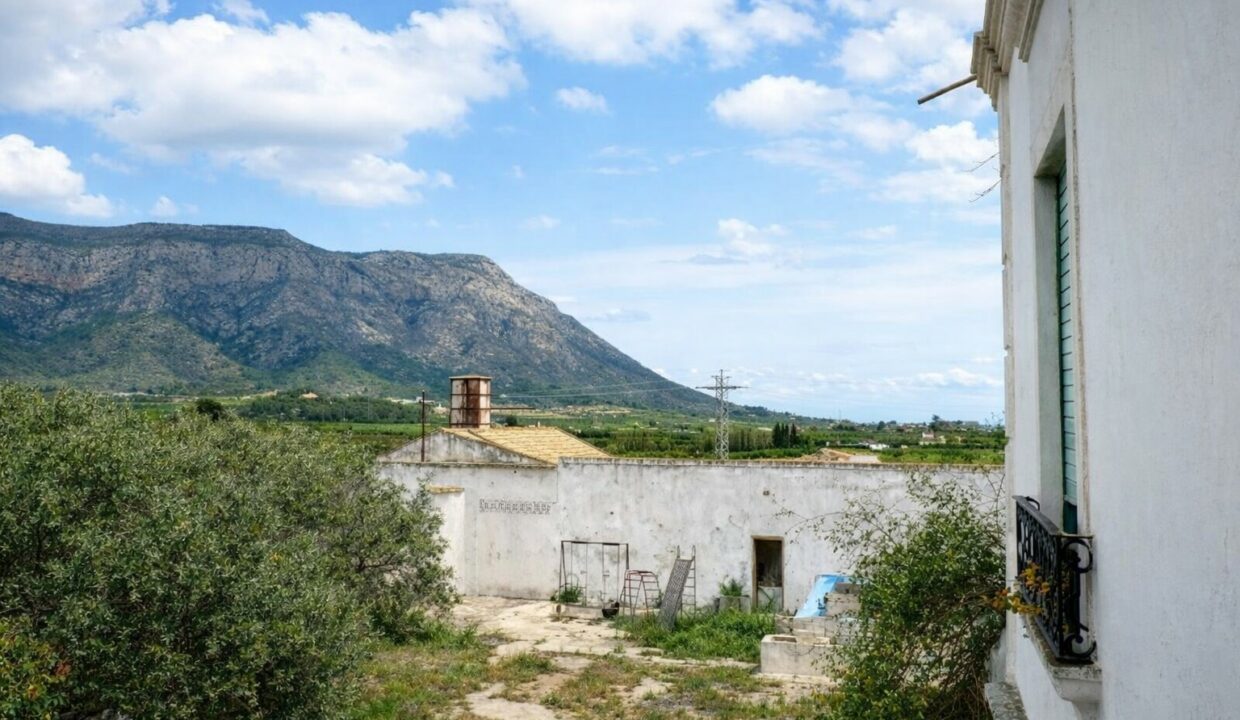 Paisaje rural con edificio envejecido