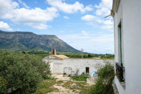 Paisaje rural con edificio envejecido