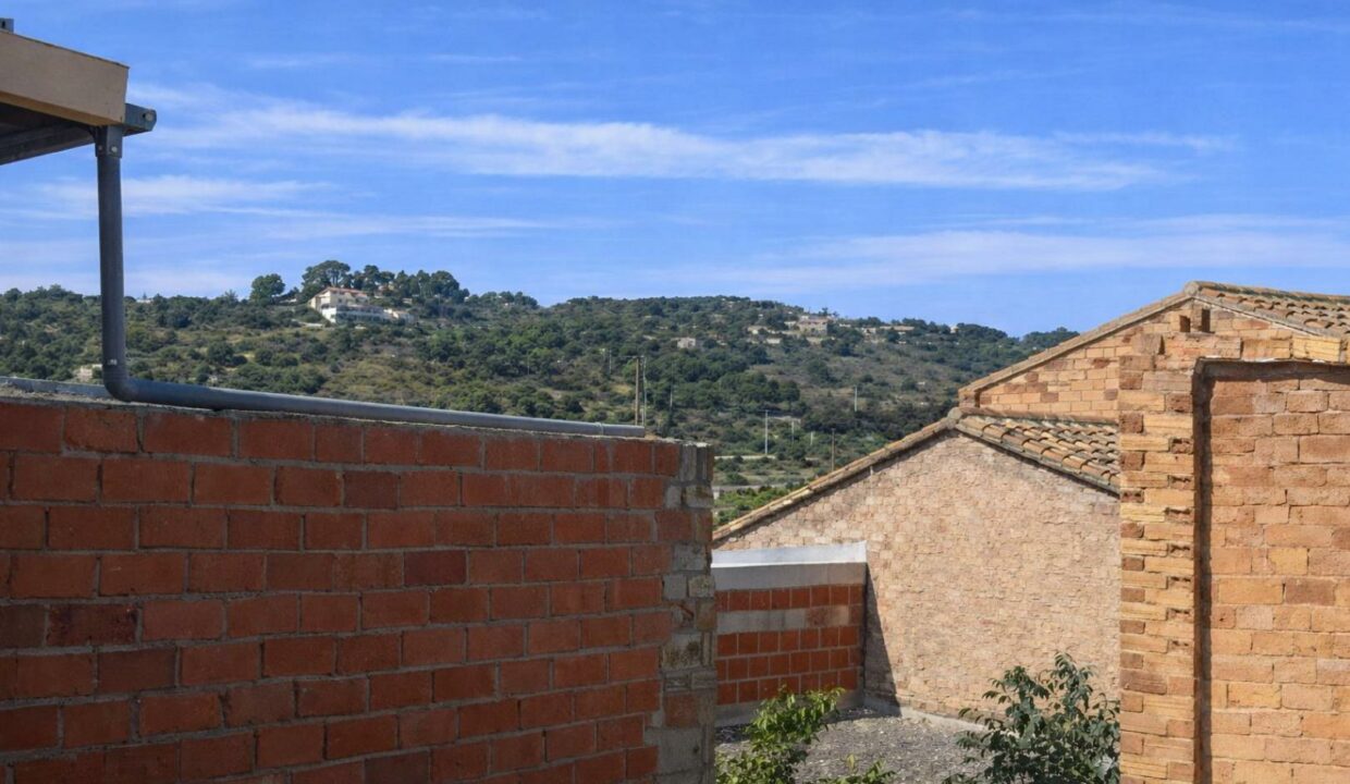 Paisaje rural con edificios y colina