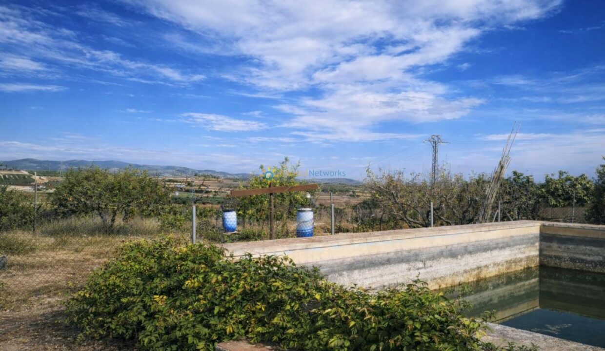 Paisaje rural con jarrones y agua
