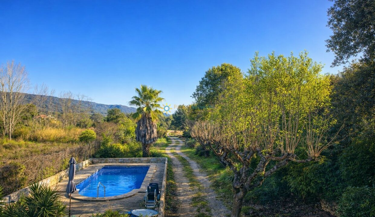 Paisaje rural con piscina y sendero