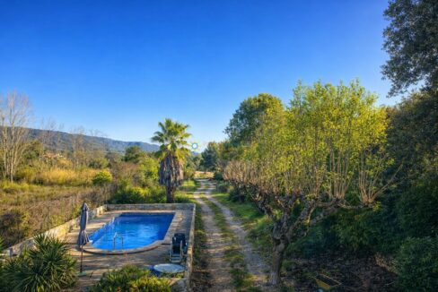 Paisaje rural con piscina y sendero