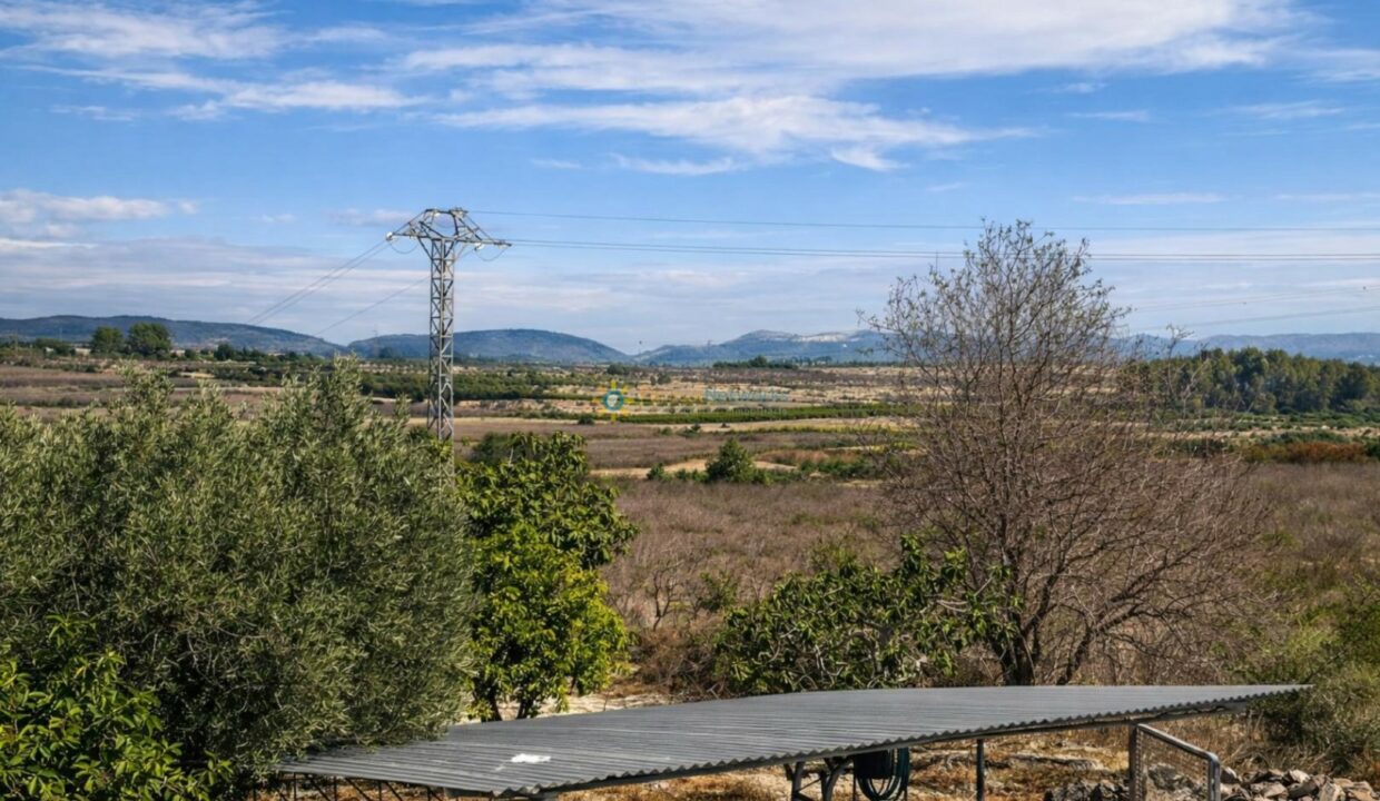 Paisaje rural mediterráneo con carport