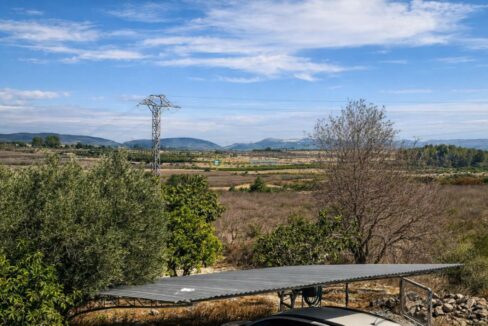 Paisaje rural mediterráneo con carport