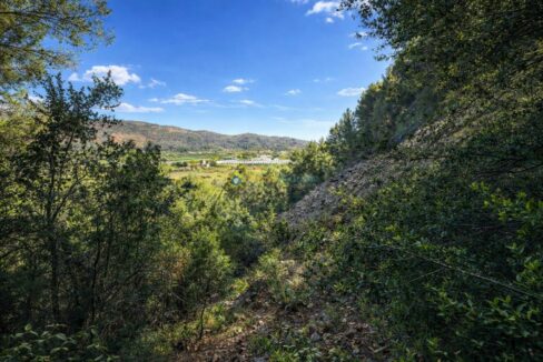 Paisaje sereno con valle cultivado