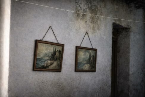 Paisajes en paredes desgastadas