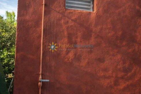 Pared de estuco con detalles metálicos