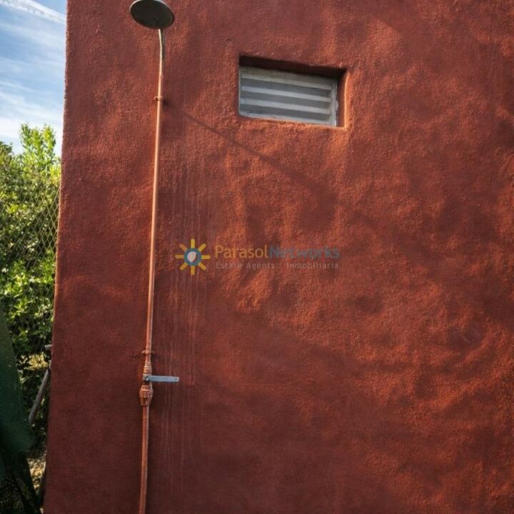 Pared de estuco con detalles metálicos