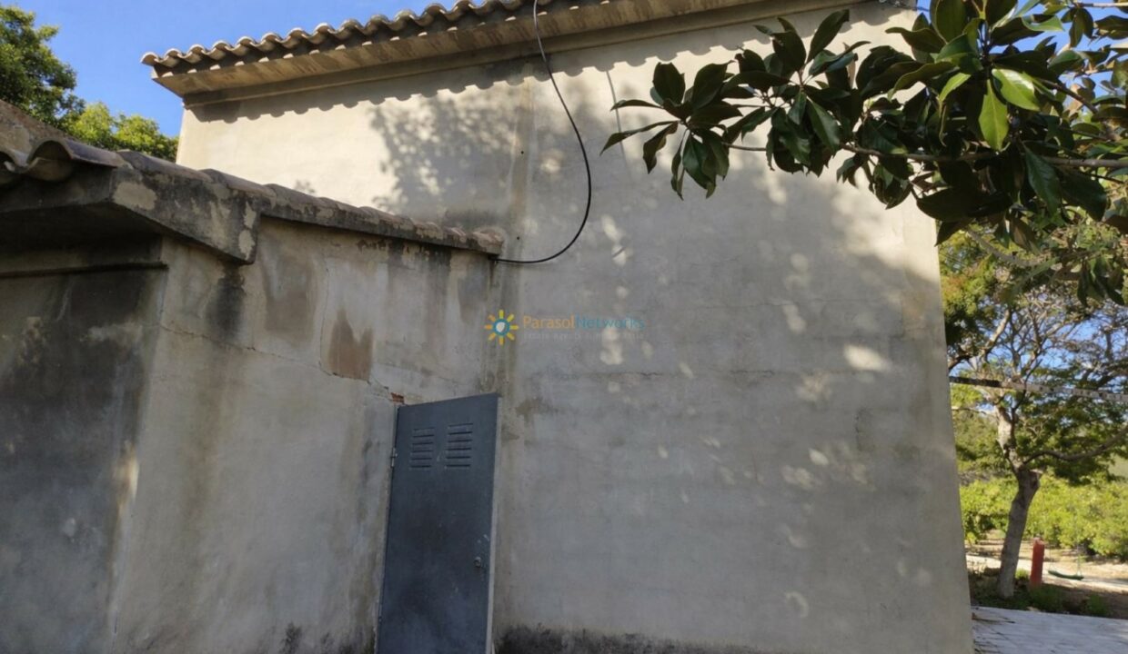 Pared envejecida bajo el sol mediterráneo