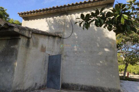 Pared envejecida bajo el sol mediterráneo