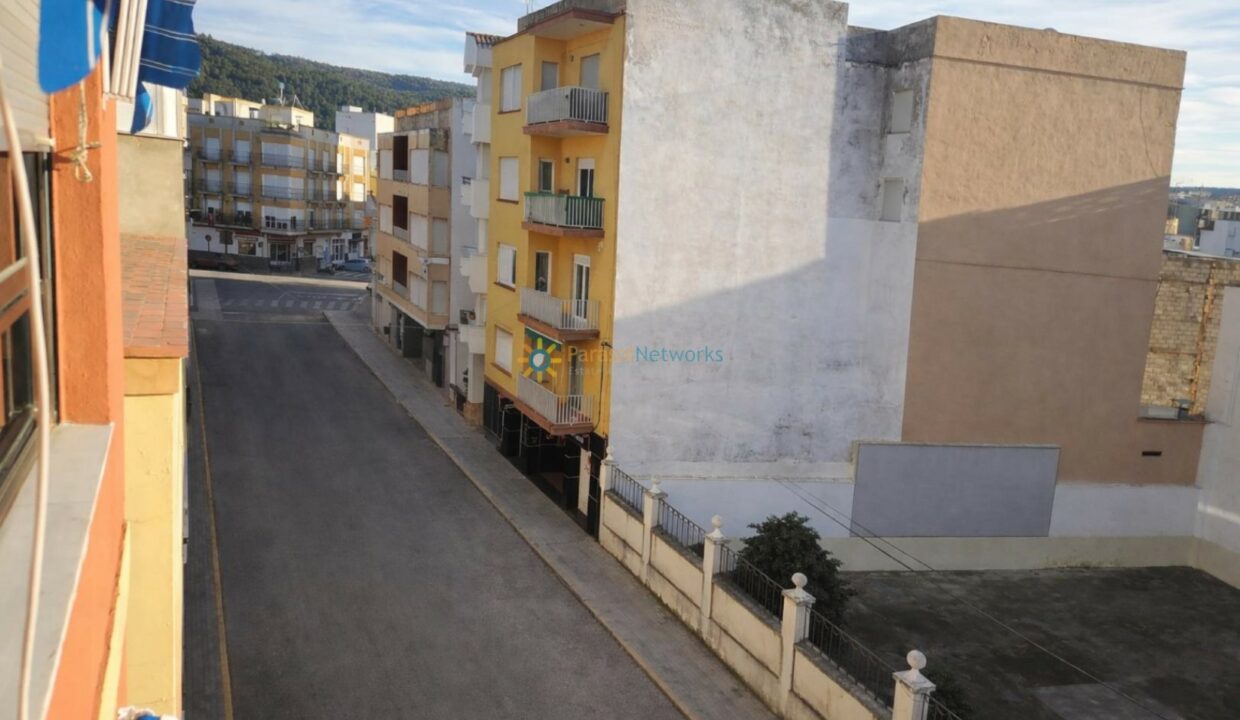 Pared vacía en calle residencial