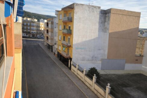 Pared vacía en calle residencial