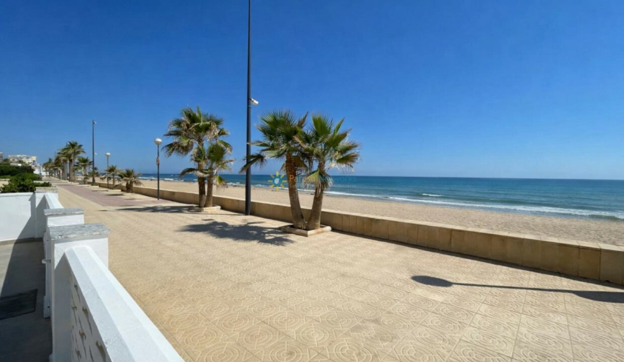 Paseo marítimo soleado y tranquilo