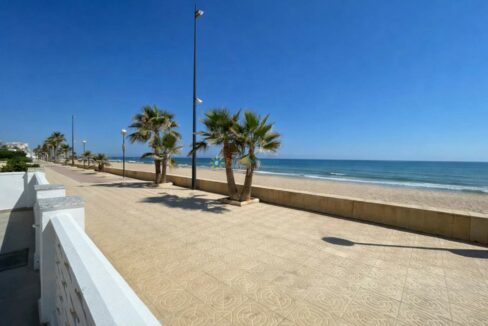 Paseo marítimo soleado y tranquilo