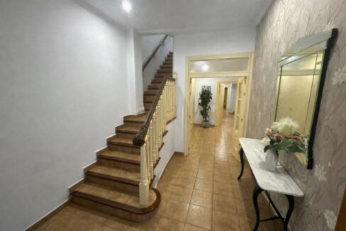 Pasillo acogedor con detalles clásicos(1)