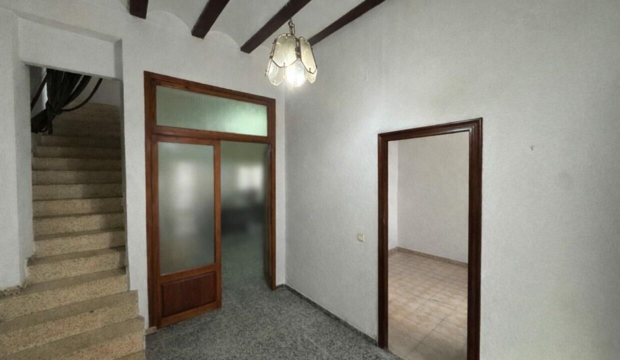 Pasillo antiguo con detalles en madera