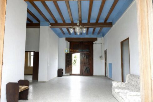 Pasillo antiguo con luz natural