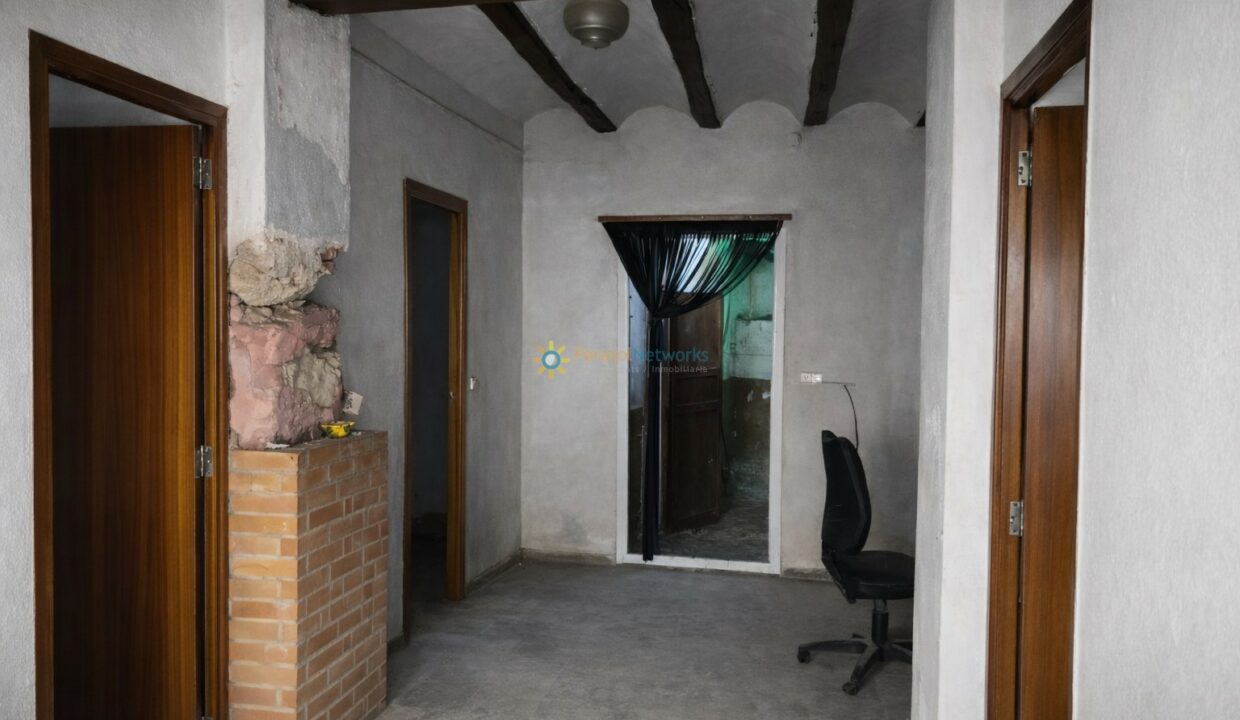 Pasillo antiguo en estado deteriorado