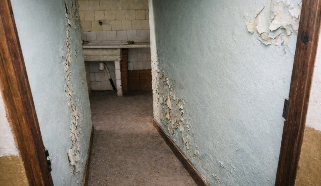 Pasillo antiguo hacia área de lavado