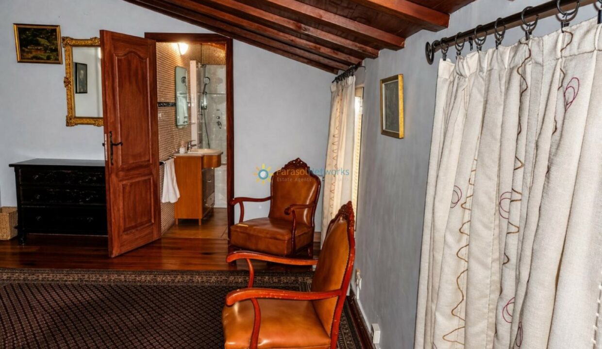 Pasillo cálido con muebles vintage