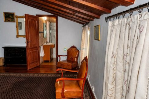 Pasillo cálido con muebles vintage