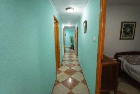 Pasillo con detalles en madera y plantas