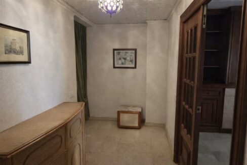 Pasillo con detalles vintage y luz suave (2)